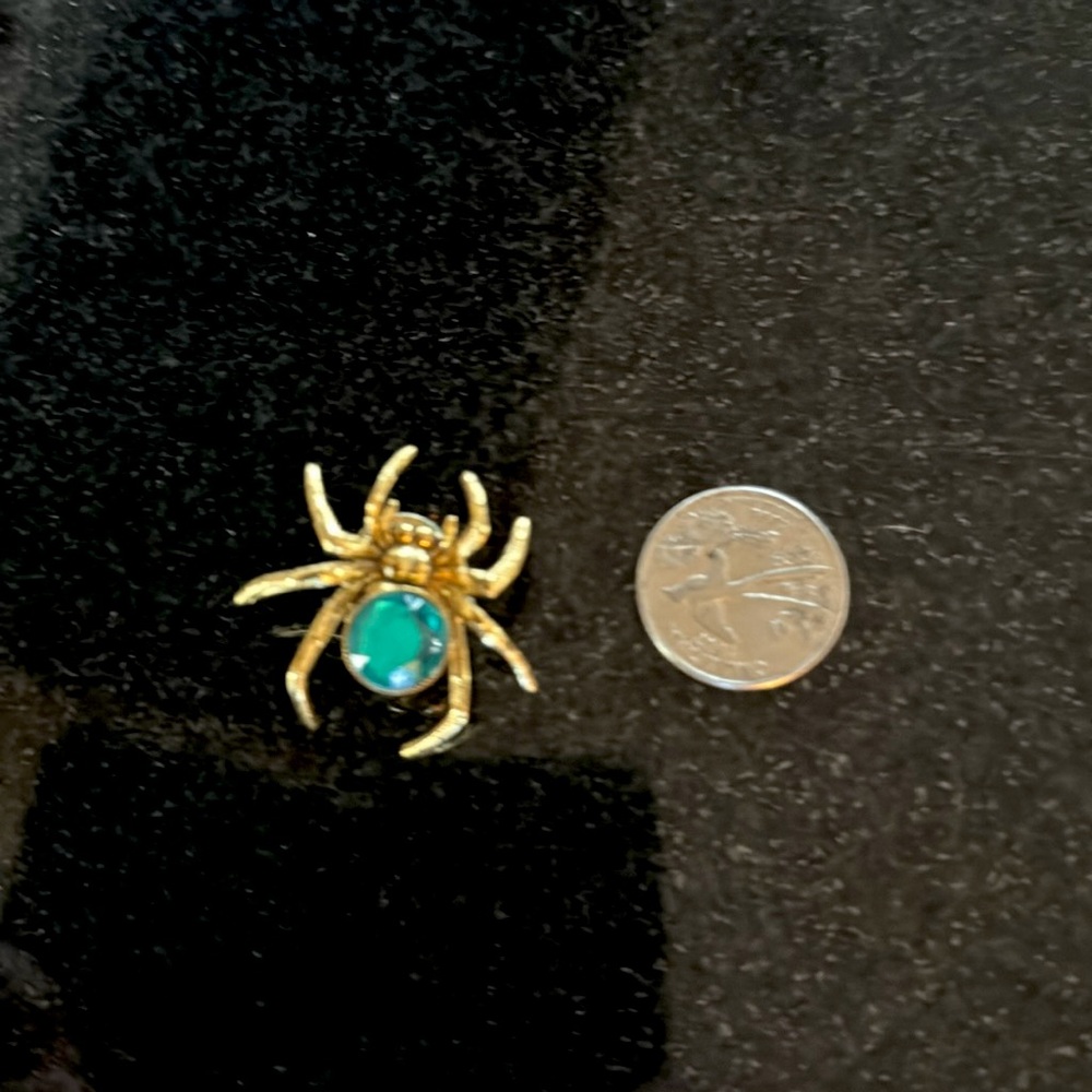 Vintage Gold spider with green faceted jewel brooch pin